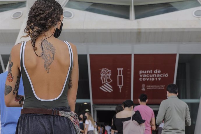 Una mujer espera para recibir la vacuna contra el Covid-19 en el dispositivo puesto en marcha en la Ciutat de les Arts i les Cincies de Valencia, a 28 de julio de 2021, en Valencia, Comunidad Valenciana, (España)