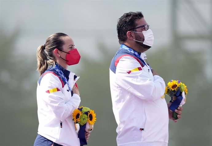 Fátima Gálvez y Alberto Fernández escuchan el himno de España en el podio de los Juegos de Tokyo 2020 tras lograr el oro en foso olímpico.