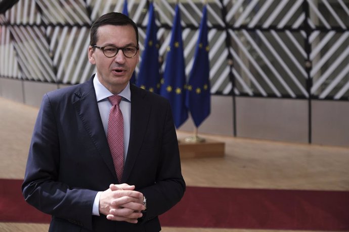 Archivo - FILED - 19 July 2020, Belgium, Brussels: Polish Prime Minister Mateusz Morawiecki speaks to media as he arrives to attend the third day of the European Council special summit, held to discuss a shared economic recovery plan. Morawiecki ruled o