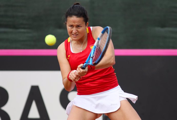 Archivo - CARTAGENA, SPAIN - FEBRUARY 8:  Lara Arruabarrena of Spain during Fed Cup tennis match played between Spain and Japan at La Manga Club on February 8, 2020 in Cartagena, Murcia, Spain.