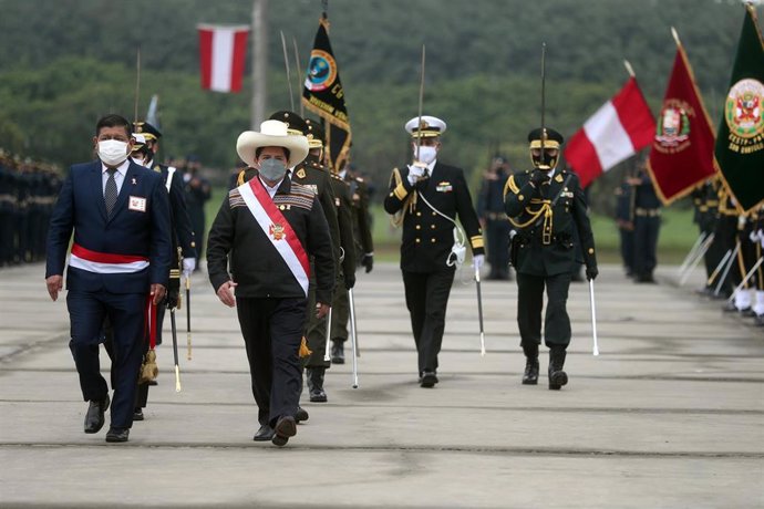 El ministro de Defensa de Perú, Walter Ayala y el presidente, Pedro Castillo.