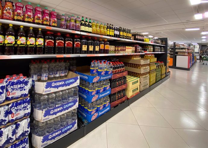 Archivo - Un pasillo de un supermercado de Madrid con botellas de vino, gaseosa y aceite.