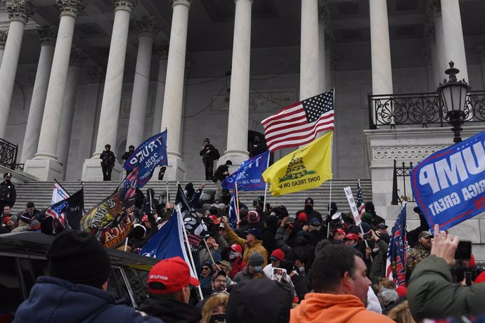 Archivo - 06 January 2021, US, Washington: Supporters of US President Donald Trump storm the USCapitol building during a Congress session to affirm President-elect Joe Biden's victory. Pro-Trump protesters stormed the USCapitol Building to interrupt C