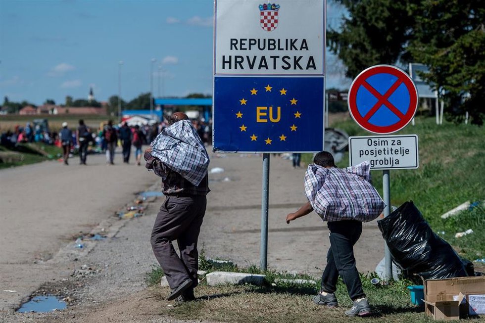 Archivo - Migrantes llegan a un área de espera a pocos metros de la frontera croata después de caminar los últimos kilómetros de Serbia a Croacia.