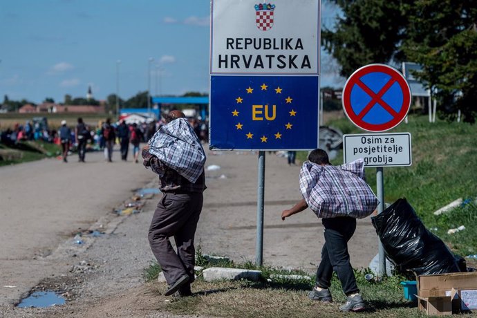 Archivo - Migrantes llegan a un área de espera a pocos metros de la frontera croata después de caminar los últimos kilómetros de Serbia a Croacia.