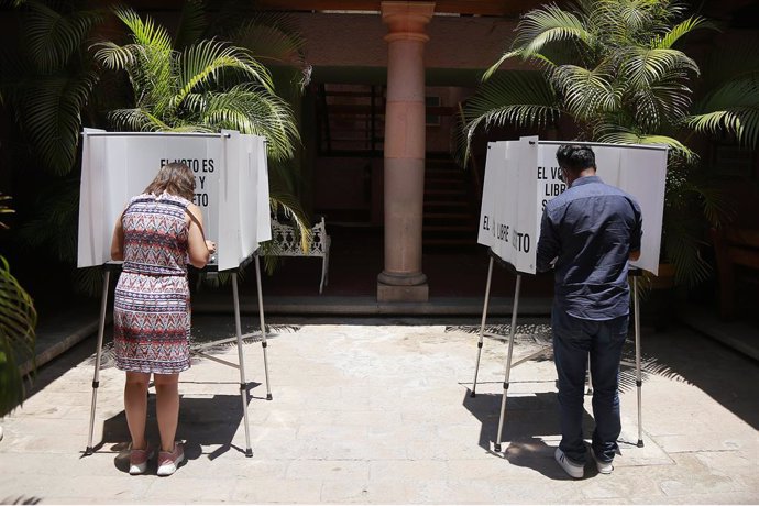 01 August 2021, Mexico, Queretaro: People cast their votes at a polling station during a referendum to decide whether to investigate five former Mexican leaders, carried out by incumbent president Andres Manuel Lopez Obrador. Photo: Cesar Gomez/SOPA Ima