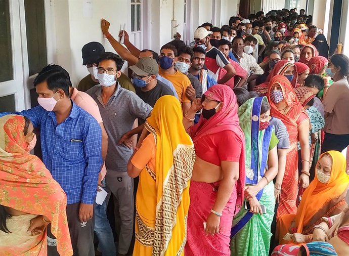 Un grupo de personas espera para ponerse la vacuna contra el coronavirus en India