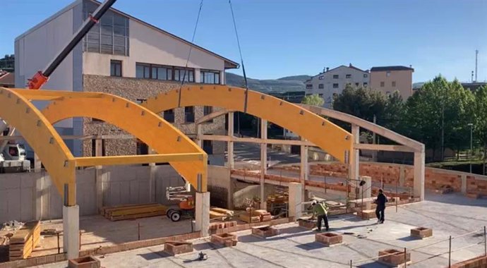 La localidad de Cantavieja recibe ayuda del Gobierno central para reconstruir el pabellón, afectado por la borrasca 'Gloria'.