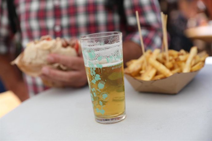 Archivo - Una caña de cerveza