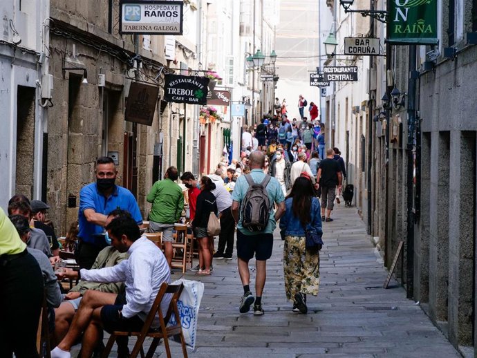 Varias personas en una calle del centro de Santiago de Compostela, a 31 de julio de 2021, en Santiago de Compostela, A Coruña (Galicia).