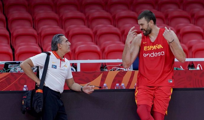 Archivo - Marc Gasol conversa con Sergio Scariolo