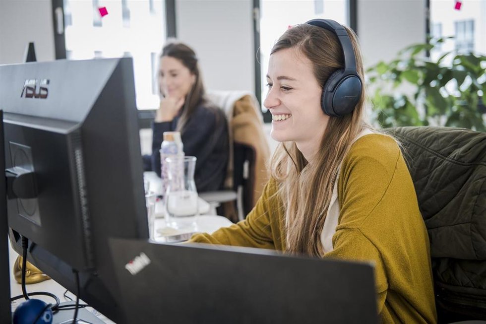 Una mujer trabajando en el Blockchain Research & Development Hub de Bitpanda.