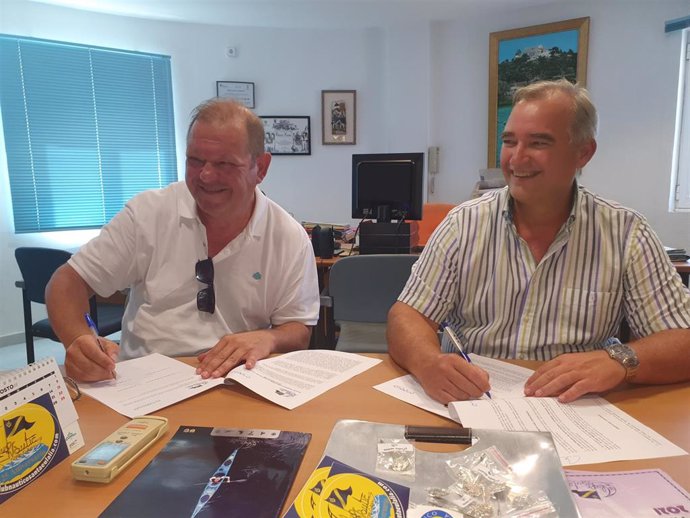 Firma del convenio entre Endesa y el club náutico de Santa Eullia, en Ibiza.