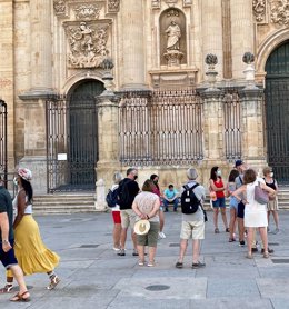 Turistas ante la Catedral de Jaén.