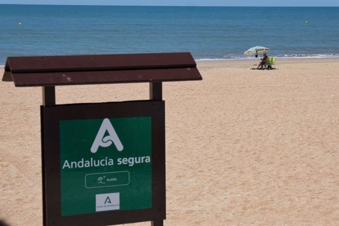 Archivo - Cartel de Andalucía Segura en una playa en foto de archivo.