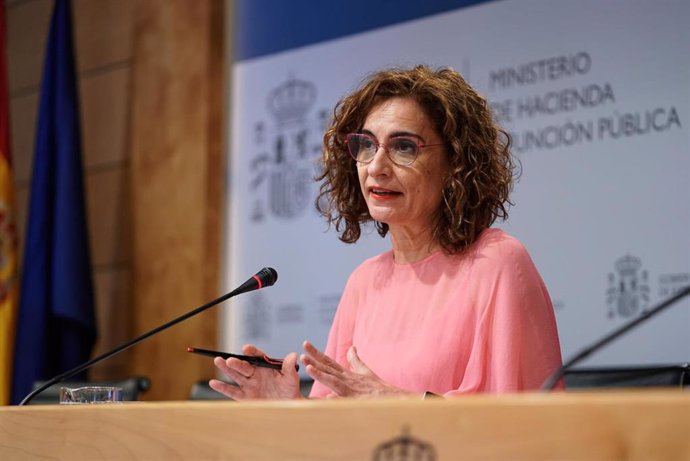 La ministra de Hacienda y Función Pública, María Jesús Montero, ofrece una rueda de prensa tras presidir la Conferencia Sectorial del Plan de Recuperación, Transformación y Resiliencia en la sede ministerial, a 2 de agosto de 2021, en Madrid (España). E