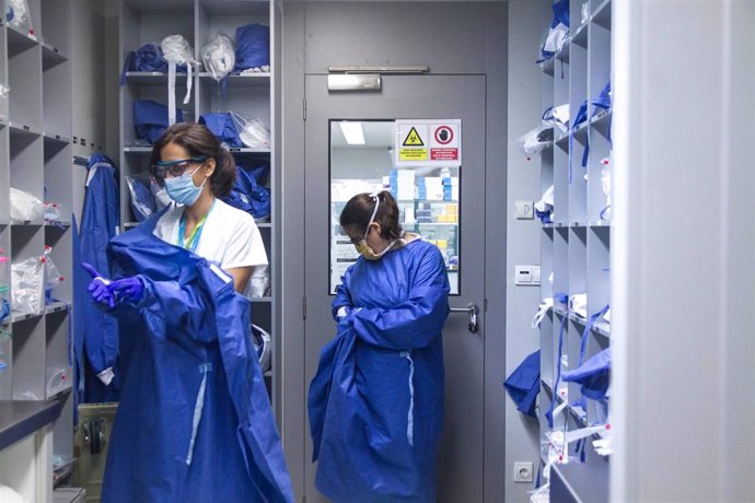 Investigadoras entrando en el laboratorio de bioseguridad