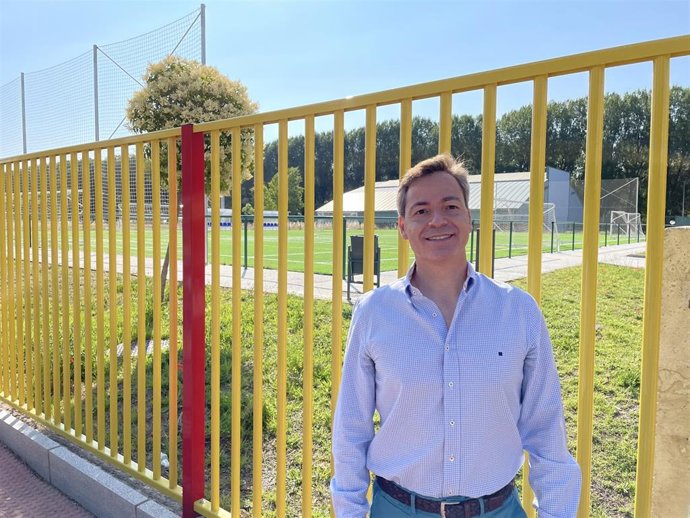 Cesar Barriada ante  las instalaciones del Campo de Fútbol de San Juan.