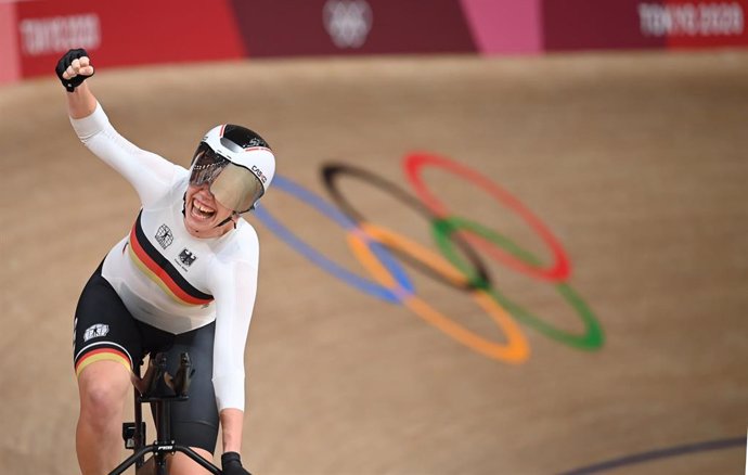 03 August 2021, Japan, Izu: Germany's Mieke Kroeger celebrates winning the Women's 4000m team pursuit track cycling final at Izu Velodrome as part of the Tokyo 2020 Olympic Games. Photo: Sebastian Gollnow/dpa