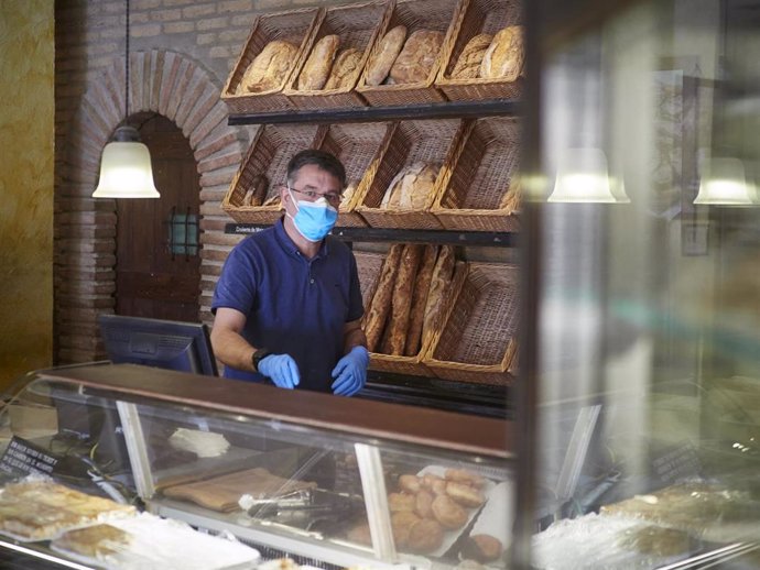 Archivo - Un trabajador en el obrador panadería.