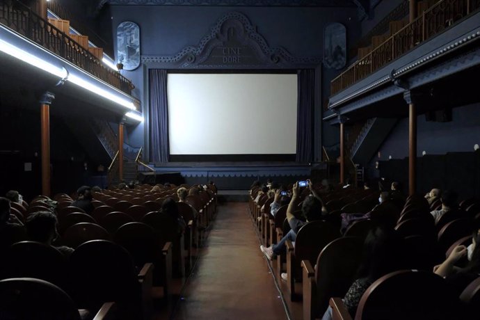 Archivo - El público esperando en una sala de cine