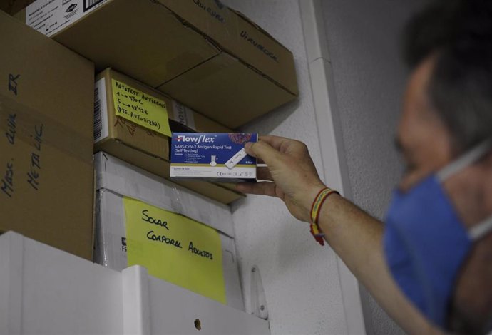 Un farmacéutico enseña un test de antígenos de detección del COVID-19 en la farmacia situada en la Calle Tucán, 7, a 20 de julio de 2021, en Madrid (España).