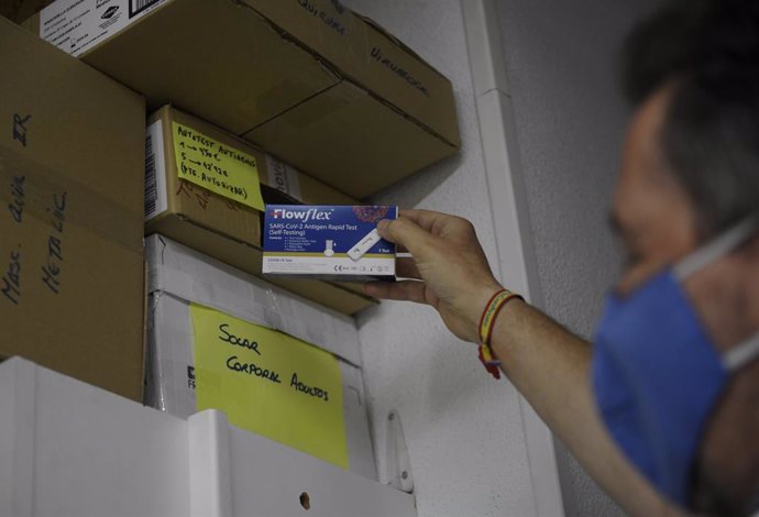 Un farmacéutico enseña un test de antígenos de detección del COVID-19 en la farmacia situada en la Calle Tucán, 7, a 20 de julio de 2021, en Madrid (España). El Consejo de Ministros aprueba hoy la venta sin receta del test de autodiagnóstico de COVID en