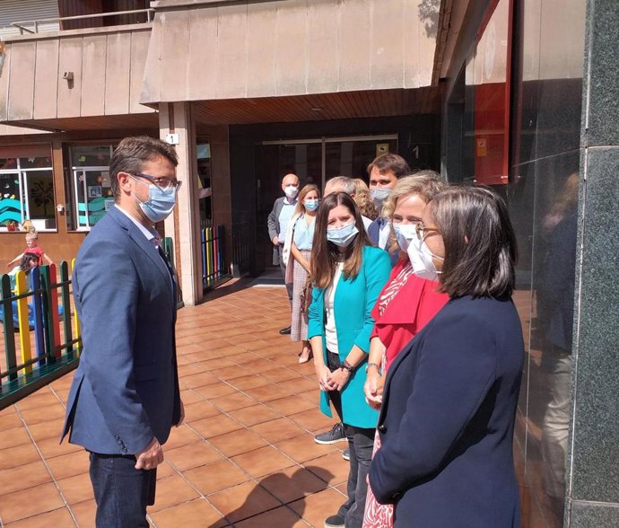 El consejero de Industria, Empleo y Promoción Económica del Principado de Asturias, Enrique Fernández, antes de la visita al Grupo G. Junquera, en Gijón