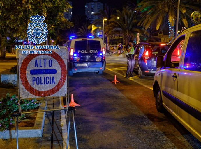Archivo - Sucesos.- La Policía Nacional disuelve un botellón con más de 30 personas en Adeje (Tenerife)