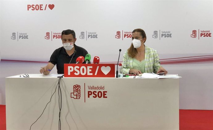 Virginia Barcones comparece junto al portavoz del PSOE en la Diputación de Valladolid, Francisco Ferreira.