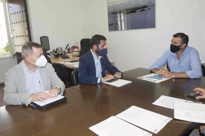 El responsable del área de Cooperación y Asistencia a Municipios de la Diputación de Cádiz, Javier Pizarro, durante su reunión con representantes de la Federación Provincial de Agrupaciones de Empresarios de la Construcción.
