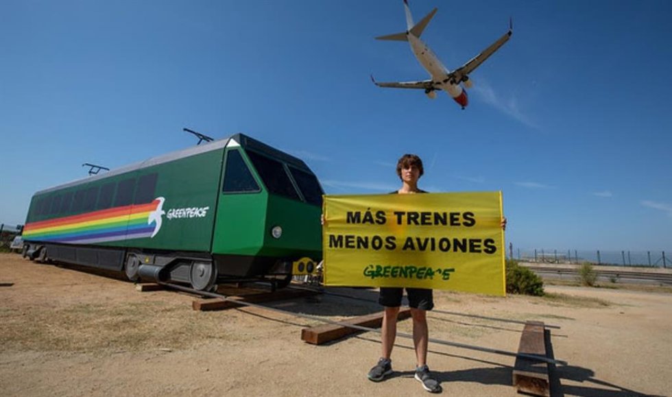 Un activista de Greenpeace protestando