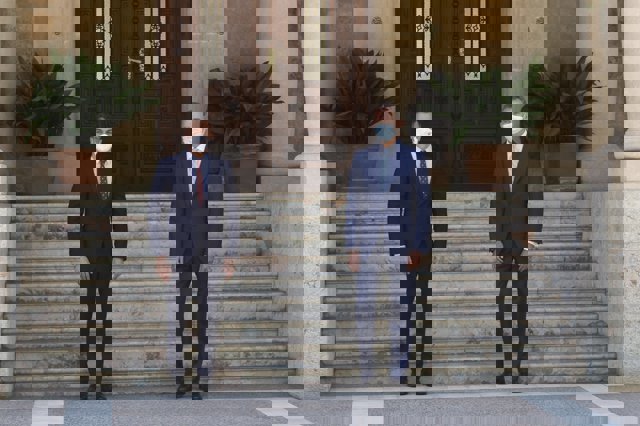 El Rey Felipe VI y el presidente del Gobierno, Pedro Sánchez, en el Palacio de Marivent.