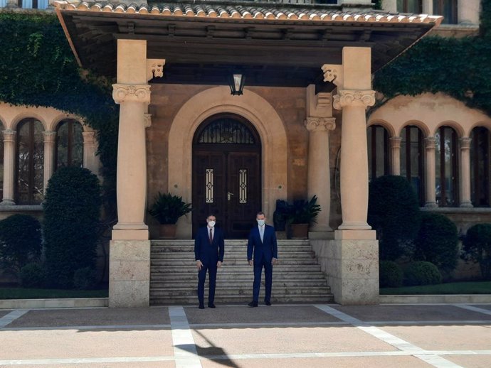 El Rey Felipe VI y el presidente del Gobierno, Pedro Sánchez, en el Palacio de Marivent.