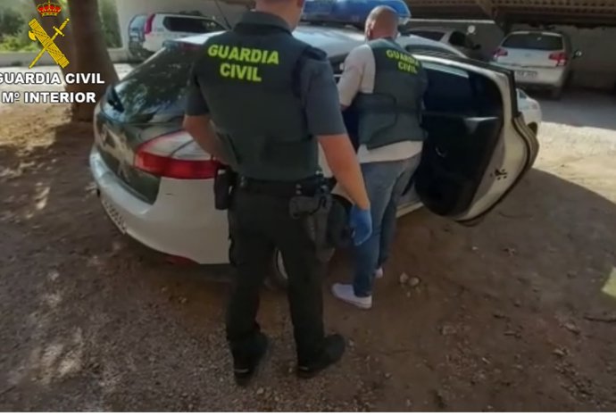 La Guardia Civil ha detenido a un varón por presunto abuso sexual a una joven residente en el término municipal de Chiva (Valencia)