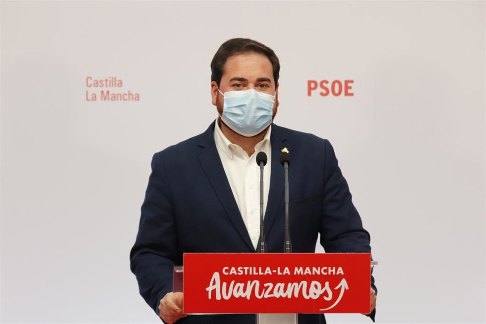 El diputado del Grupo Socialista en las Cortes de Castilla-La Mancha, Pablo Camacho, en rueda de prensa.