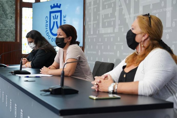 La consejera de Educación y Juventud del Cabildo de Tenerife, Concepción Rivero; la vicerrectora de Estudiantes y Empleabilidad de la ULL, Lastenia Hernández, y la directora insular de Educación y Juventud, Isabel Bello