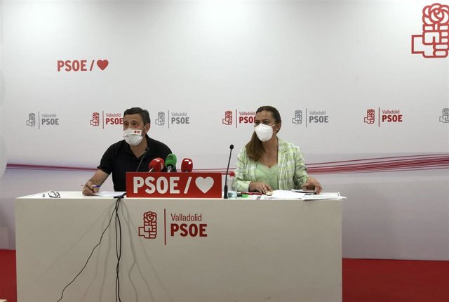 El portavoz del Grupo Provincial Socialista en la Diputación de Valladolid, Francisco Ferreira, y la vicesecretaria general del PSOECyL, Virginia Barcones, en rueda de prensa.