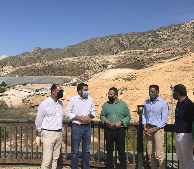 El consejero Antonio Luengo, entre los alcaldes de Abanilla y Orihuela, durante el anuncio del final de los trabajos de sellado definitivos del vertedero de Abanilla