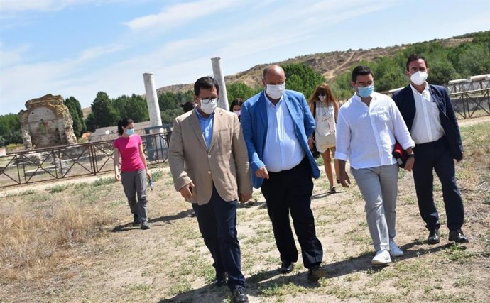 El vicepresidente regional, José Luis Martínez Guijarro,  visita el yacimiento romano-medieval de Santa María de Abajo.
