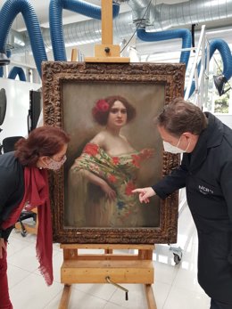Especialistas del IVCR+i analizan una obra de arte (archivo)
