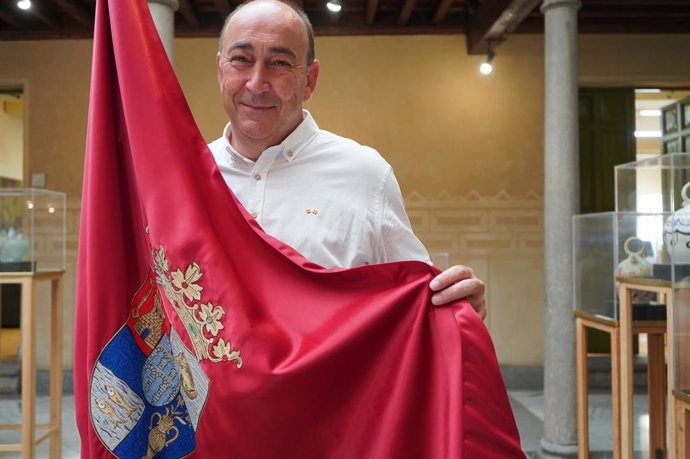 Miguel Ángel De Vicente, con la bandera de la institucion provincial.