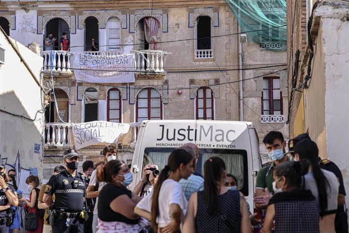 Edificios en riesgo de derrumbe en el barrio de la Creu Coberta de Valncia 
