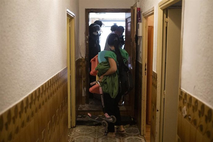 Desahucio de una familia en la calle de Sierra Salvada, a 14 de julio de 2021, en Madrid (España). 