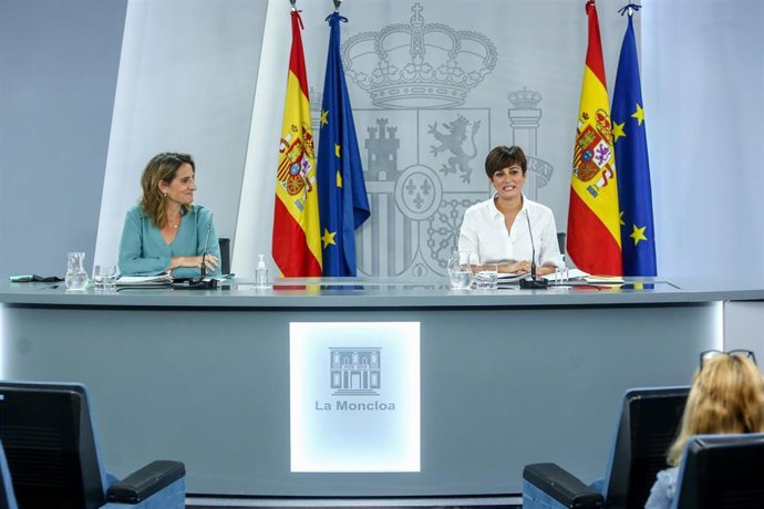 (I-D) La vicepresidenta tercera y ministra para la Transición Ecológica y el Reto Demográfico, Teresa Ribera, y la ministra Portavoz, Isabel Rodríguez, comparecen en una rueda de prensa tras una reunión del Consejo de Ministros en Moncloa