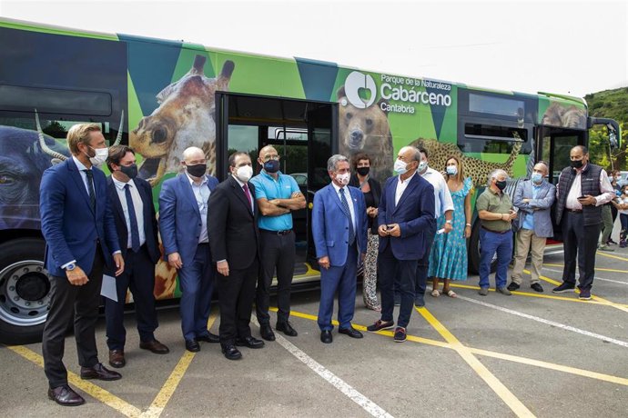 El presidente de Cantabria, Miguel Ángel Revilla, junto con el consejero de Industria, Turismo, Innovación, Transporte y Comercio, Javier López Marcano, presentan el nuevo 'ecobús' del parque y realizan balance turístico del mes de julio.