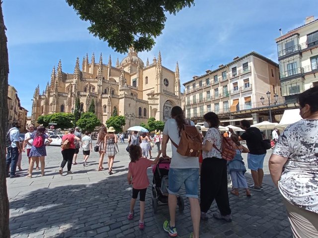 Archivo - Turistas en la Plaza Mayor de Segovia.