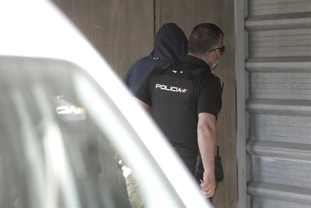 Un agente lleva arrestado a uno de los acusados como presunto autor de la paliza que causó la muerte a Samuel Luiz en A Coruña