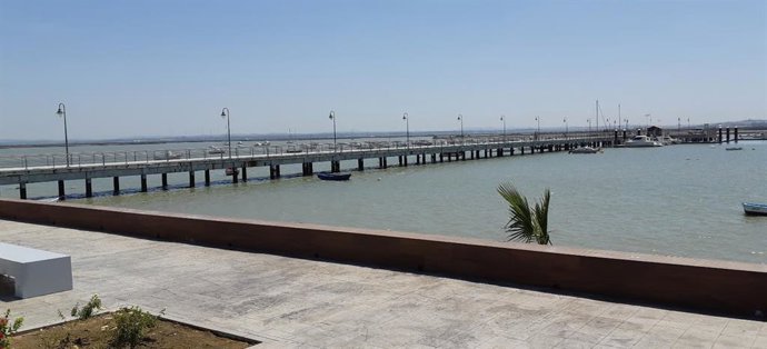 Archivo - Cádiz.- Junta invertirá un millón en el muelle de acceso a los pantalanes del puerto de Gallineras en San Fernando
