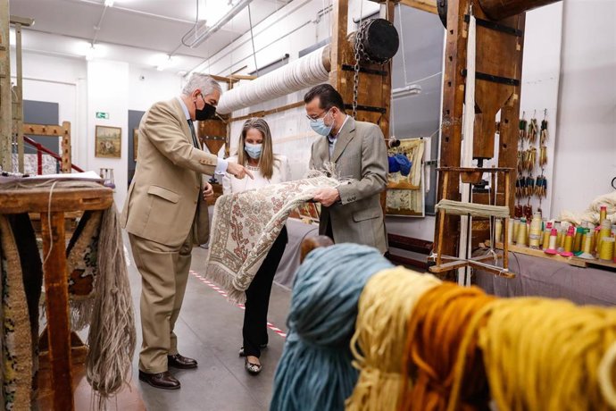 El consejero de Economía, Hacienda y Empleo del Gobierno regional, Javier Fernández-Lasquetty, durante su visita a la Real Fábrica de Tapices.